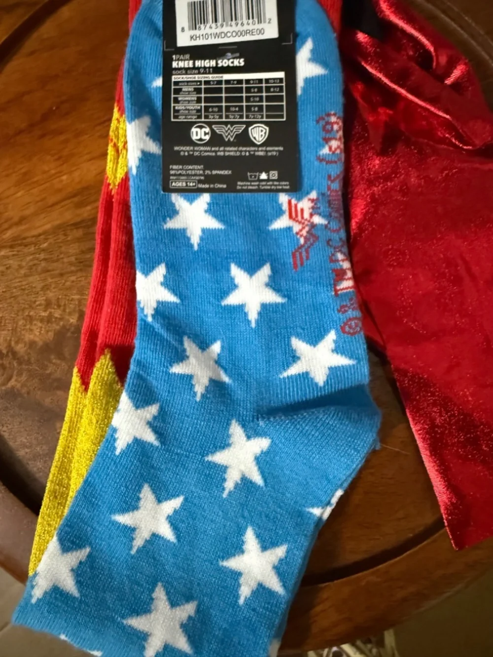 NWT Wonder Woman DC Comics Knee High Cape Socks Bioworld 9-11